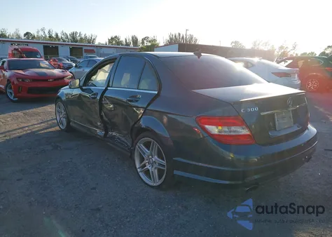 2010 Mercedes-Benz C 300 Luxury/Sport z USA, uszkodzony, nr VIN WDDGF5EB1AF411433